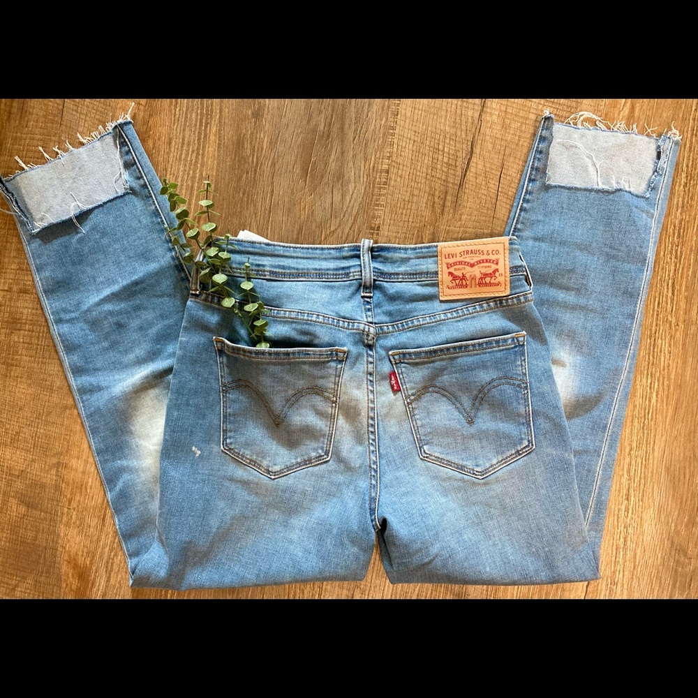 LIKE NEW Woman’s Levi’s Destructed Skinny Jeans